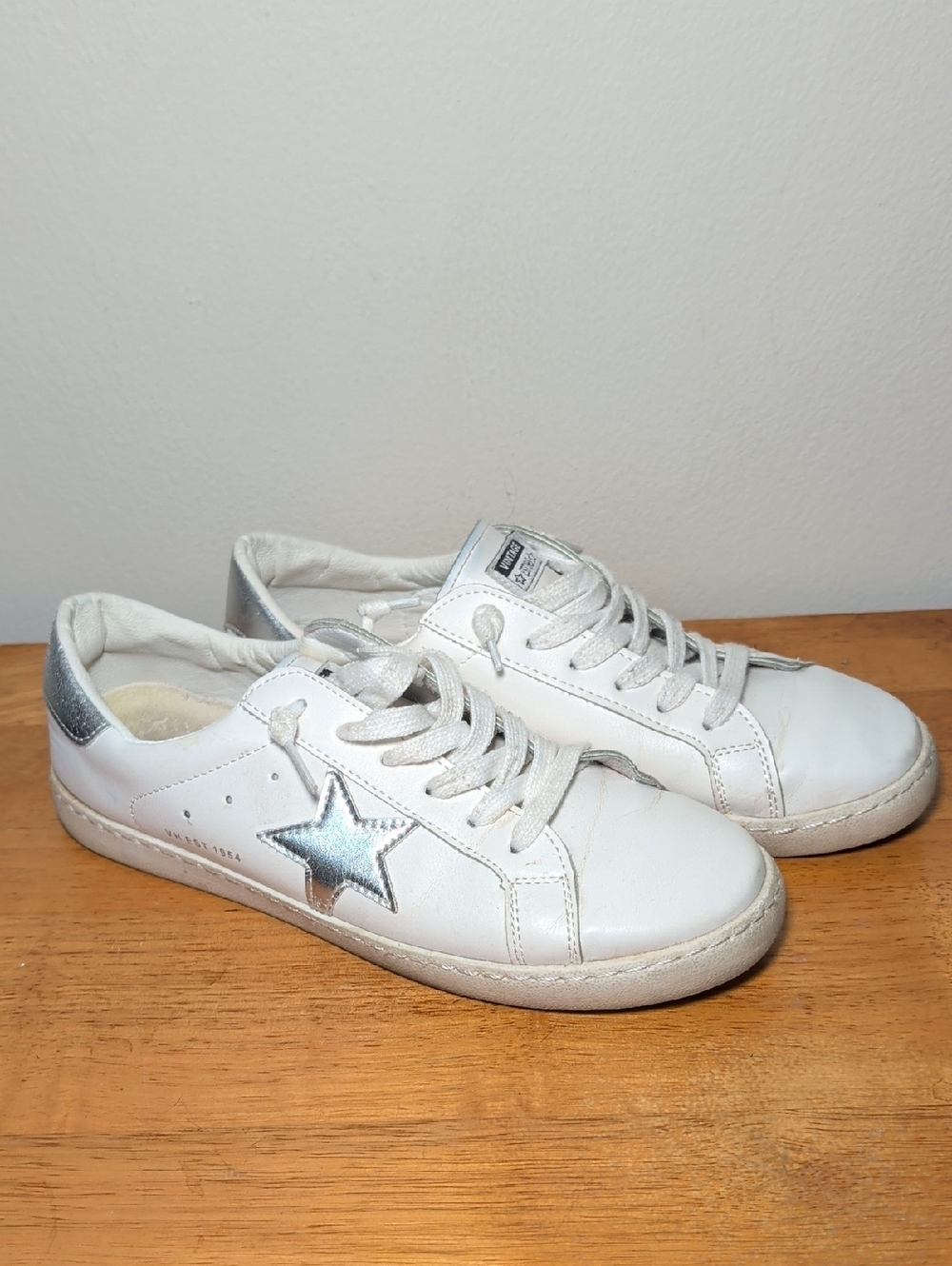 Vintage Havana Carla Sneaker White Leather with Silver Star Accent Womens Size 9